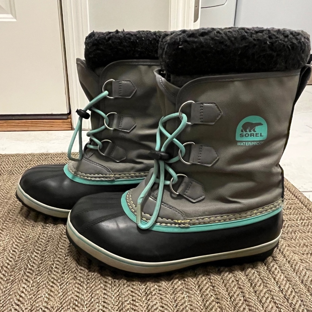 Women’s Sorel Snowboots - Picture 2 of 7
